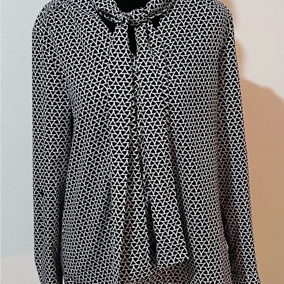 Banana Republic-Black and White Patterned Top Medium - Picture 7 of 7
